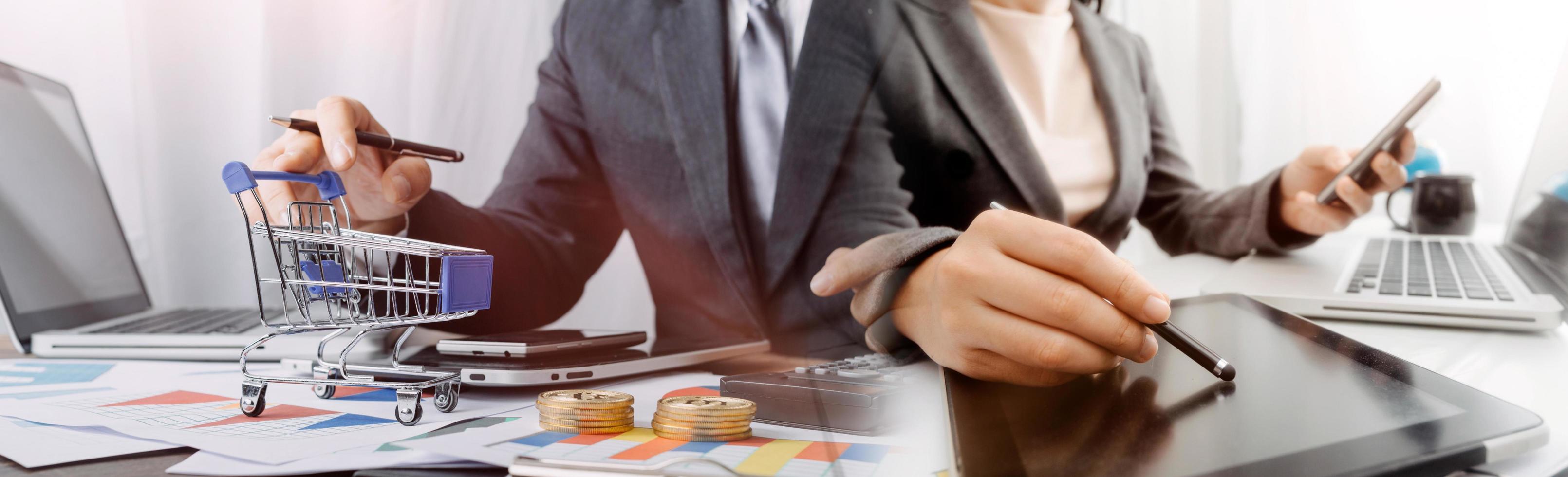 concept de justice et de droit. juge masculin dans une salle d'audience sur une table en bois et conseiller ou avocat masculin travaillant au bureau. concept de droit, de conseil et de justice juridique. photo