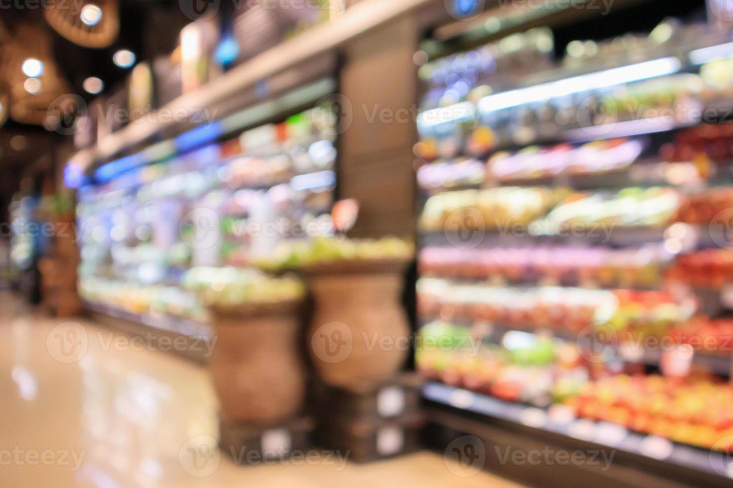 flou abstrait fruits biologiques frais sur une étagère dans un arrière-plan défocalisé d'épicerie photo