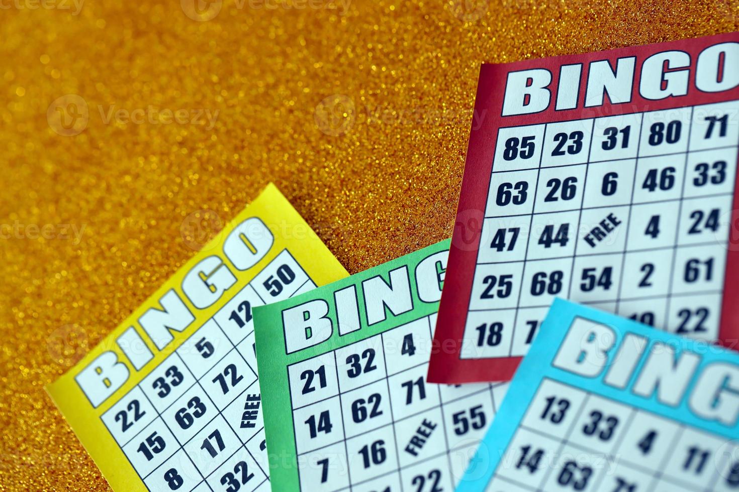 de nombreuses planches de bingo colorées ou des cartes à jouer pour gagner des jetons. classique américain ou canadien cinq à cinq cartes de bingo sur fond clair photo