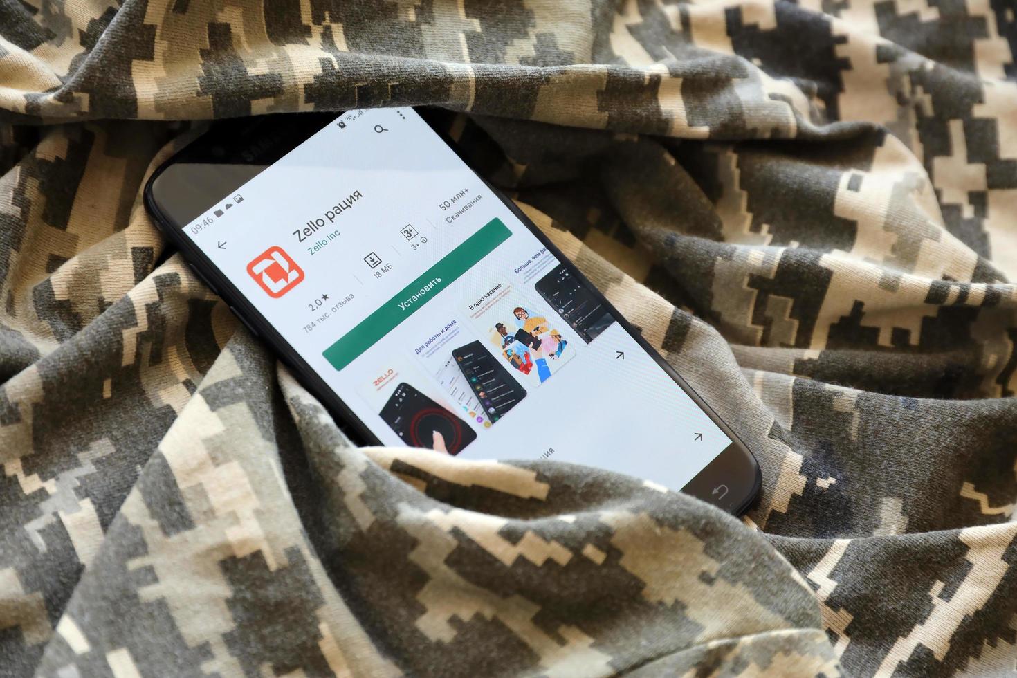 ternopil, ukraine - 24 avril 2022 logo de l'application mobile zello talkie walkie du marché du jeu sur l'écran du téléphone gros plan sur le camouflage militaire ukrainien photo