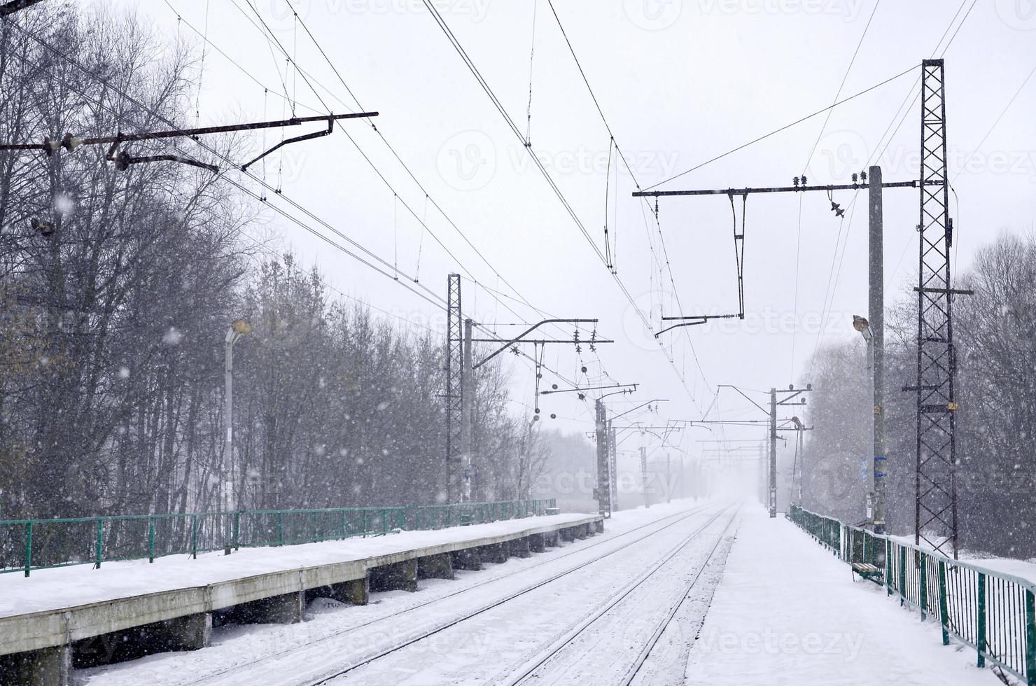 gare dans la tempête de neige d'hiver photo