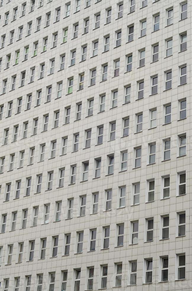 de nombreuses fenêtres d'un immeuble de bureaux à plusieurs étages photo