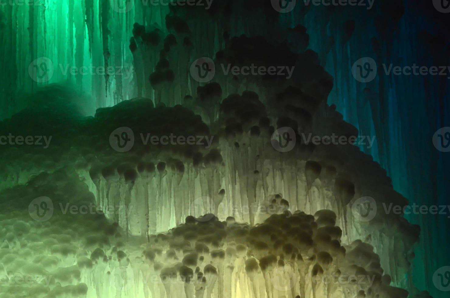 gros blocs de cascade gelée de glace ou fond de caverne photo