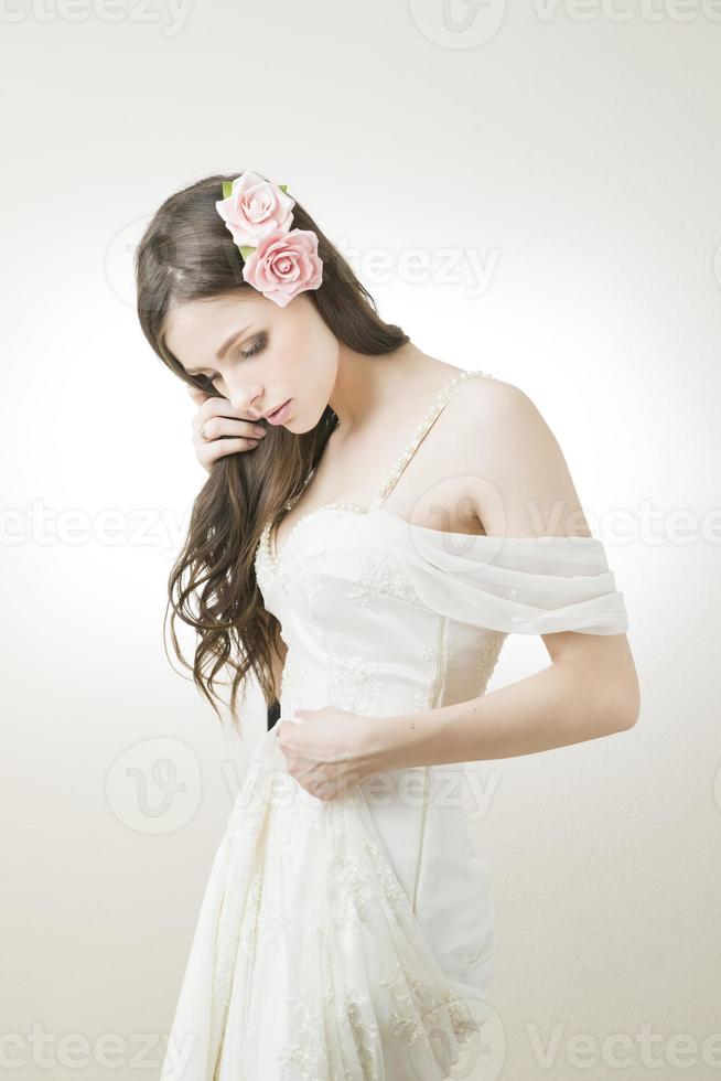 Portrait en studio de la belle jeune mariée dans une robe blanche photo