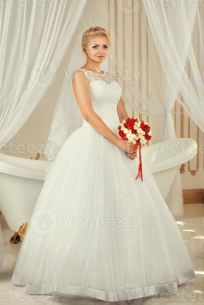 portrait de la mariée avec un bouquet photo