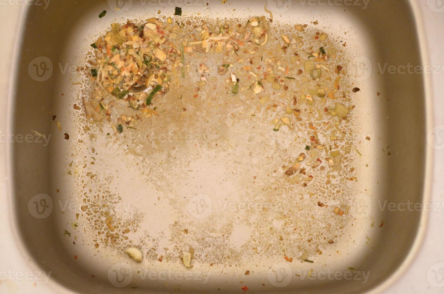 gros plan sur un évier de cuisine bouché sale avec des particules de nourriture photo