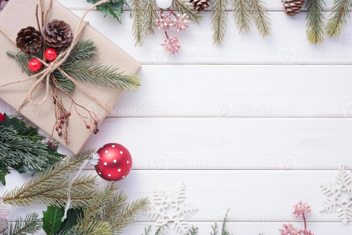 joyeux noël et bonne année décoration pour la célébration sur fond de bois blanc avec copie espace photo