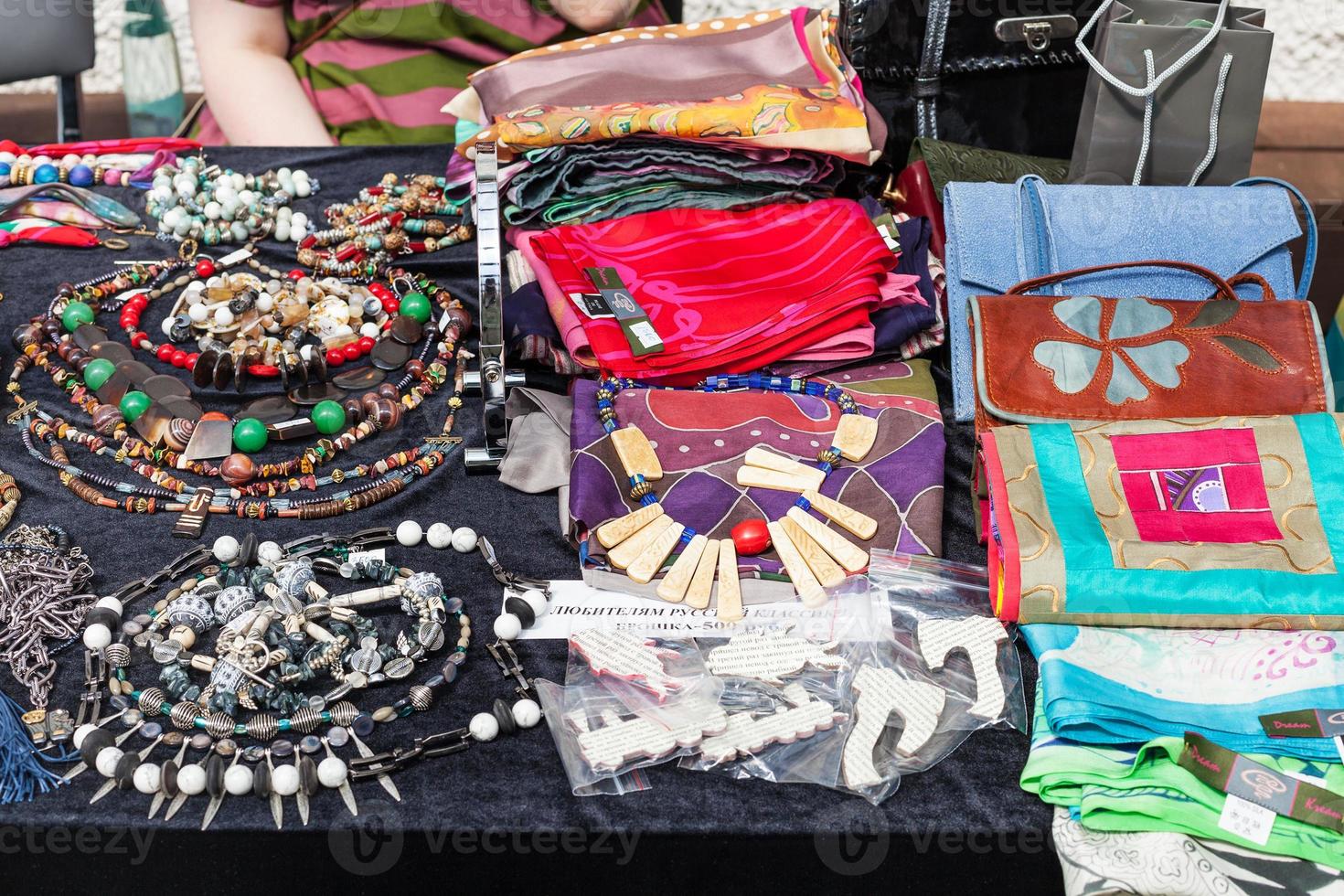 table avec accessoires, bijoux, sacs, foulards photo