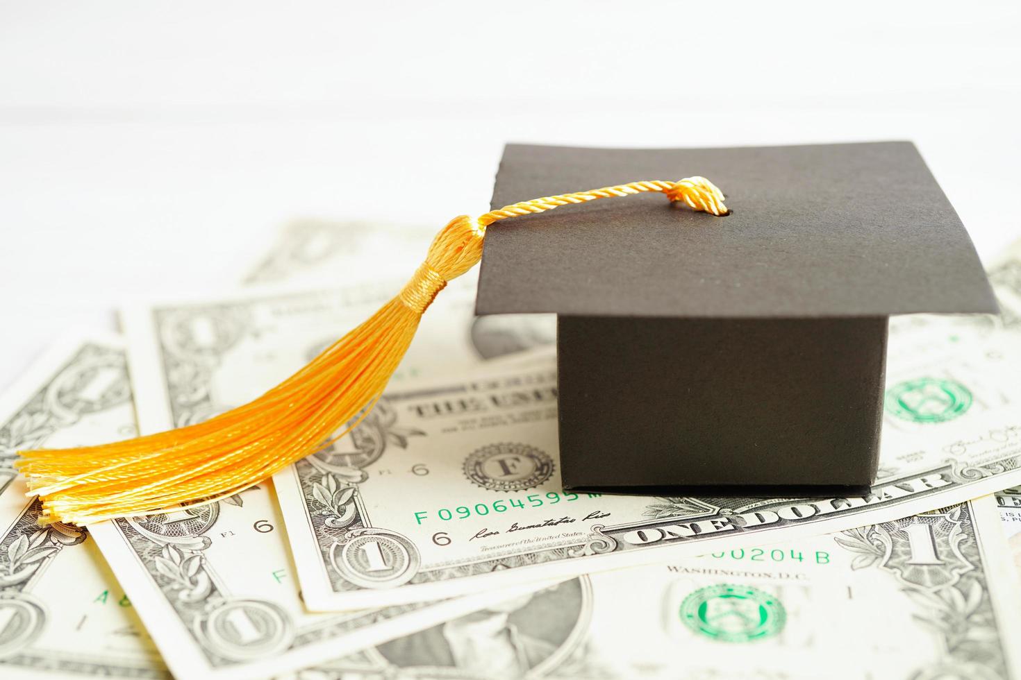 chapeau d'écart de graduation sur l'argent des billets en dollars américains, frais d'étude de l'éducation apprentissage enseigner le concept. photo