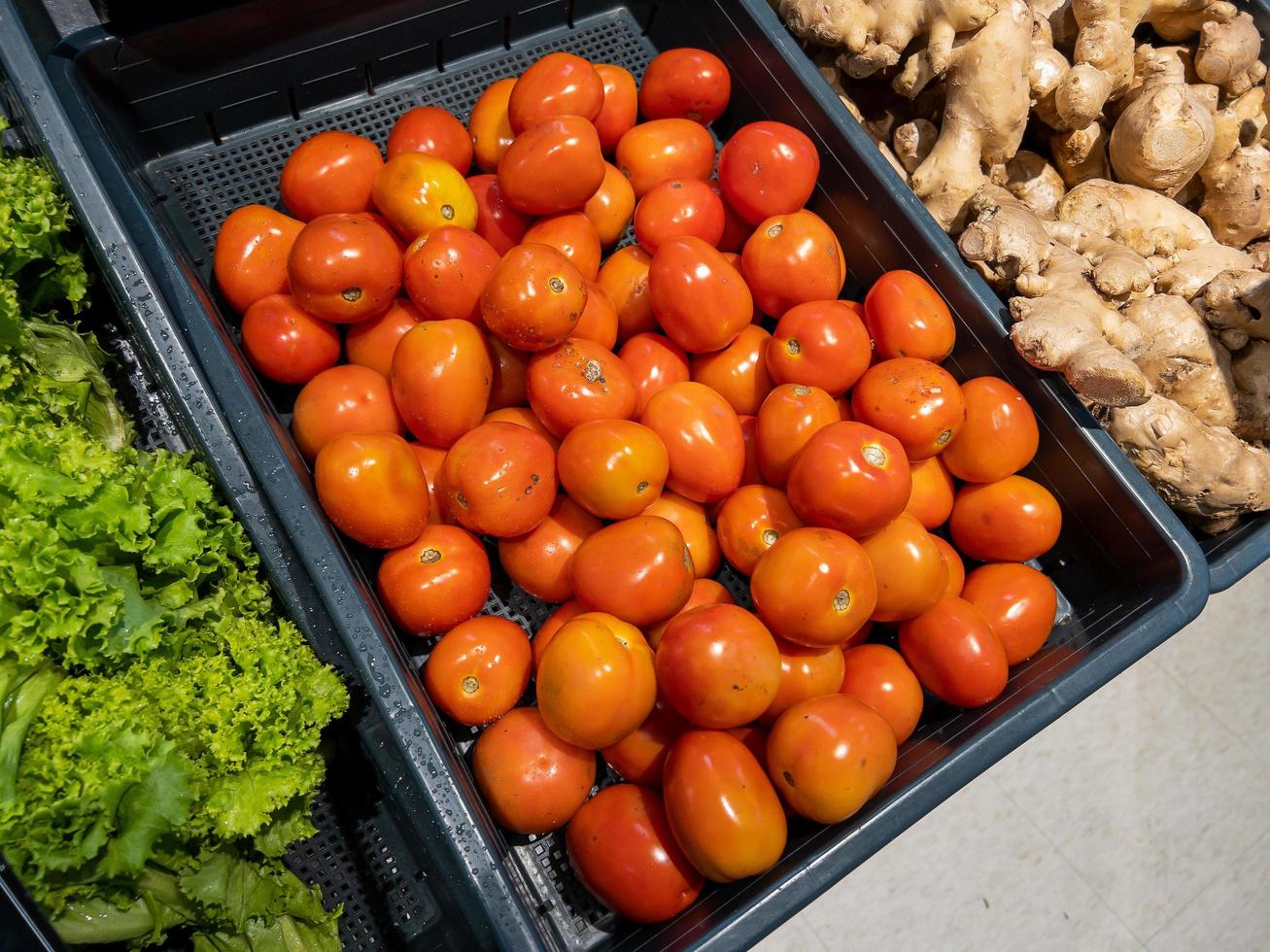 légumes et fruits biologiques frais sur une étagère de supermarché, marché de producteurs. concept de marché alimentaire sain photo