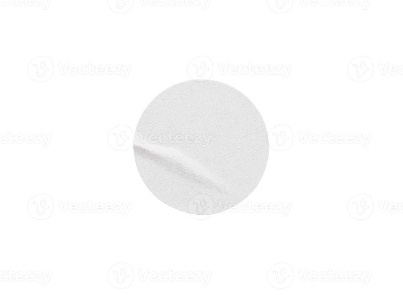 Étiquette autocollante en papier rond blanc vierge isolée sur fond blanc avec un tracé de détourage photo