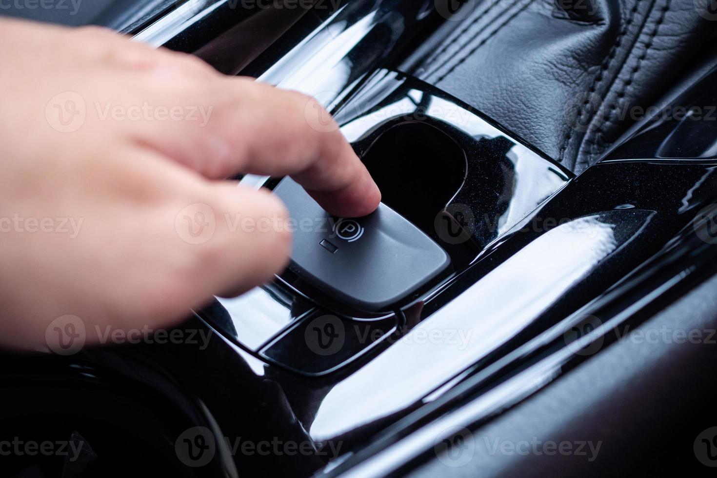 Poussez la main sur le bouton de frein à main électronique dans une voiture  moderne de luxe 12592486 Photo de stock chez Vecteezy