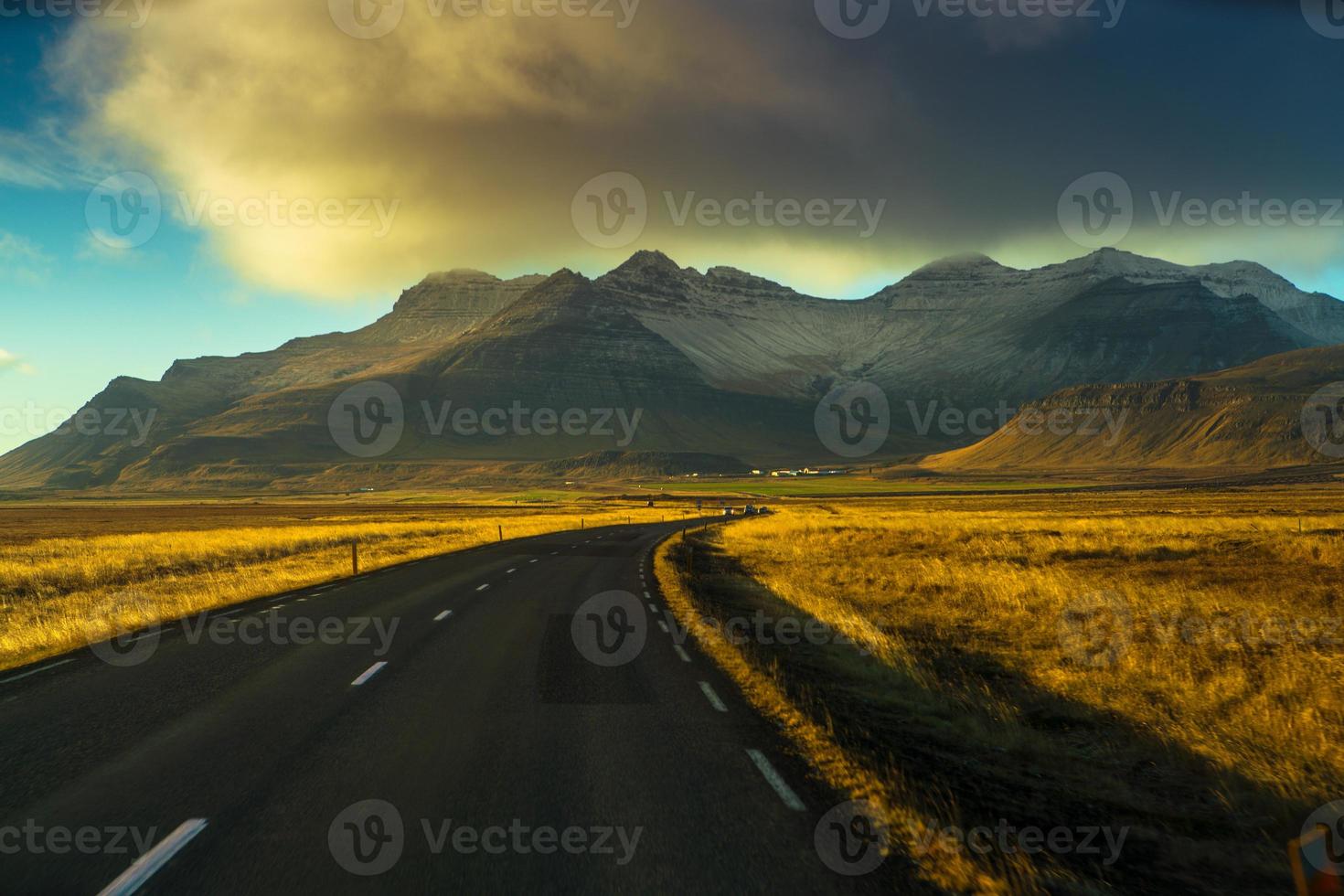 route 1 ou rocade, ou hringvegur, une route nationale qui fait le tour de l'islande et relie la plupart des régions habitées du pays photo