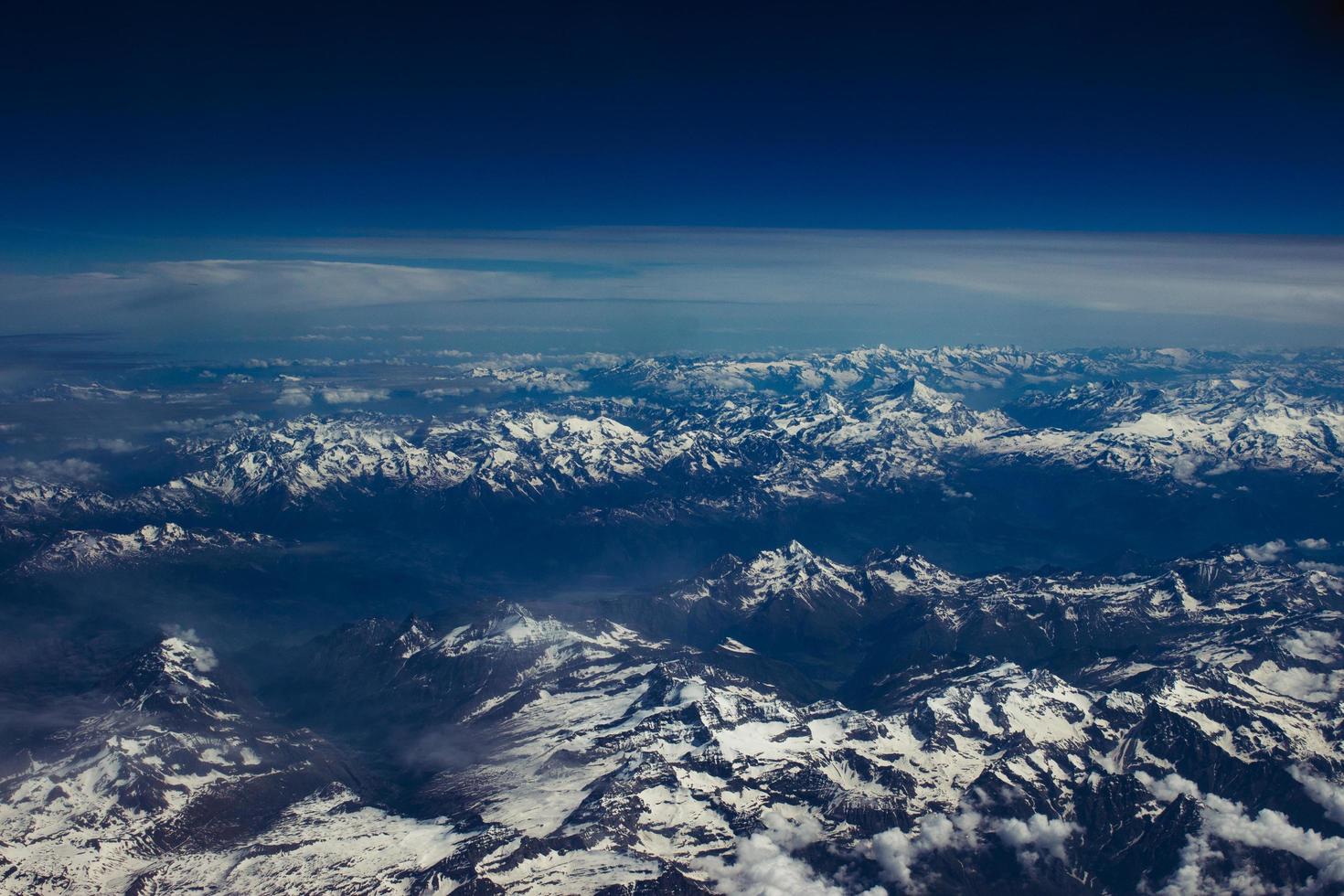 montagnes couvertes de glace depuis l'avion photo