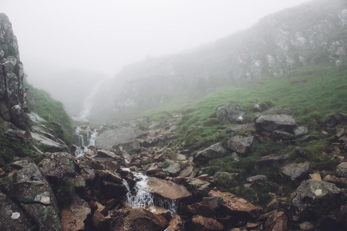 paysage de cascade brumeuse photo