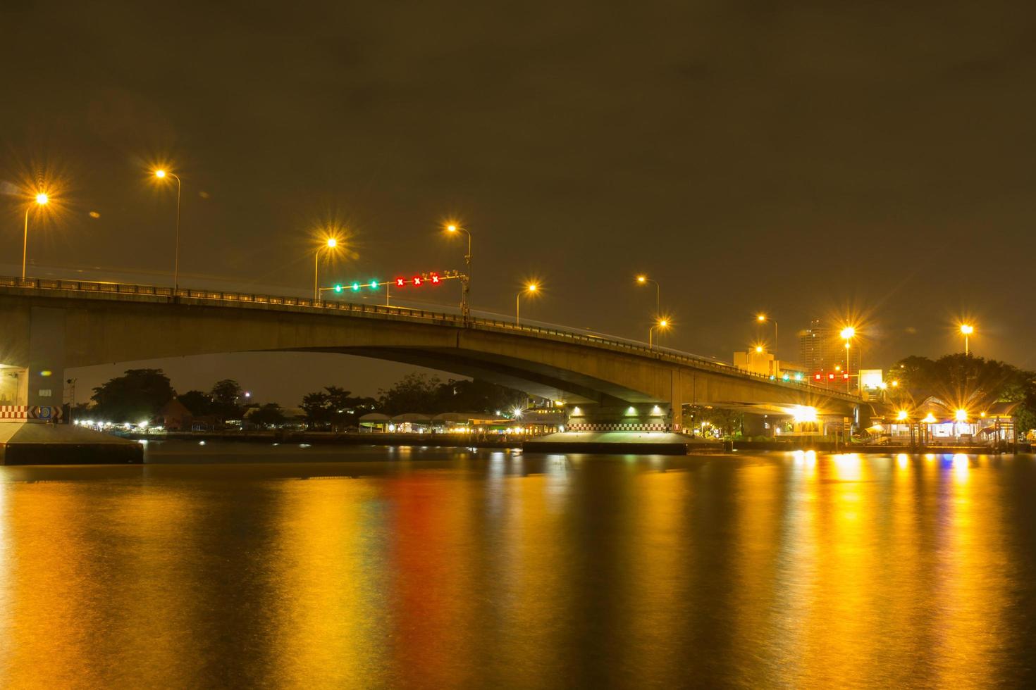 exposition longue d'un pont sur la rivière chao phraya photo
