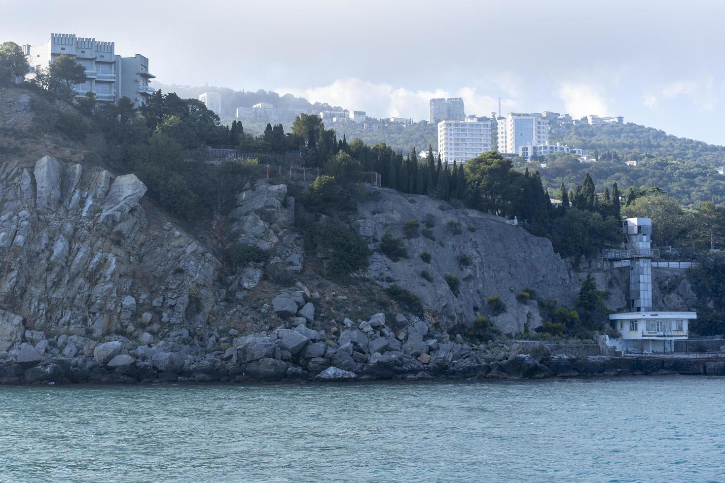 Yalta, Crimée. paysage marin surplombant le littoral de la ville. photo