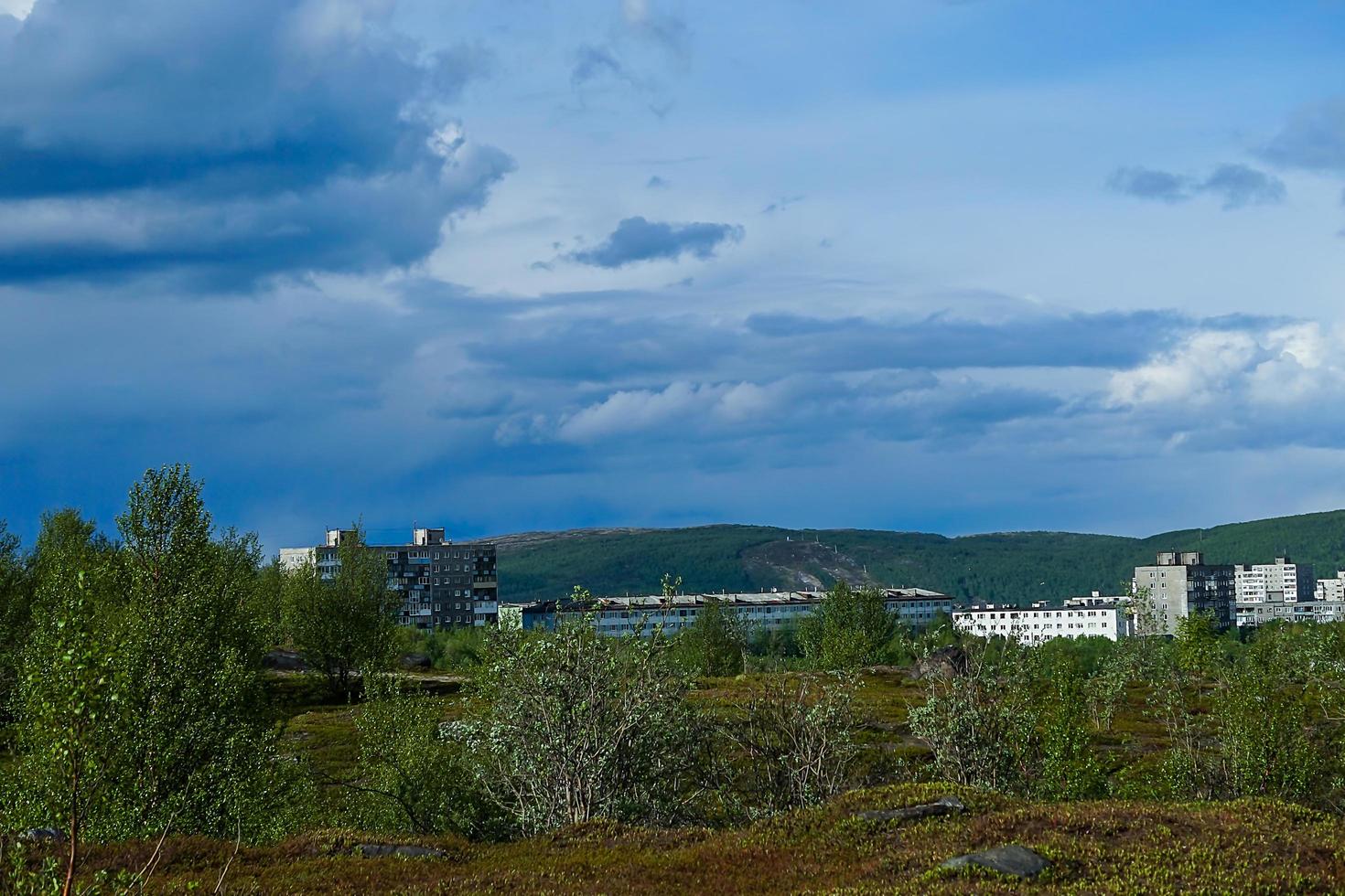 paysage avec vue sur mourmansk depuis la montagne, russie photo