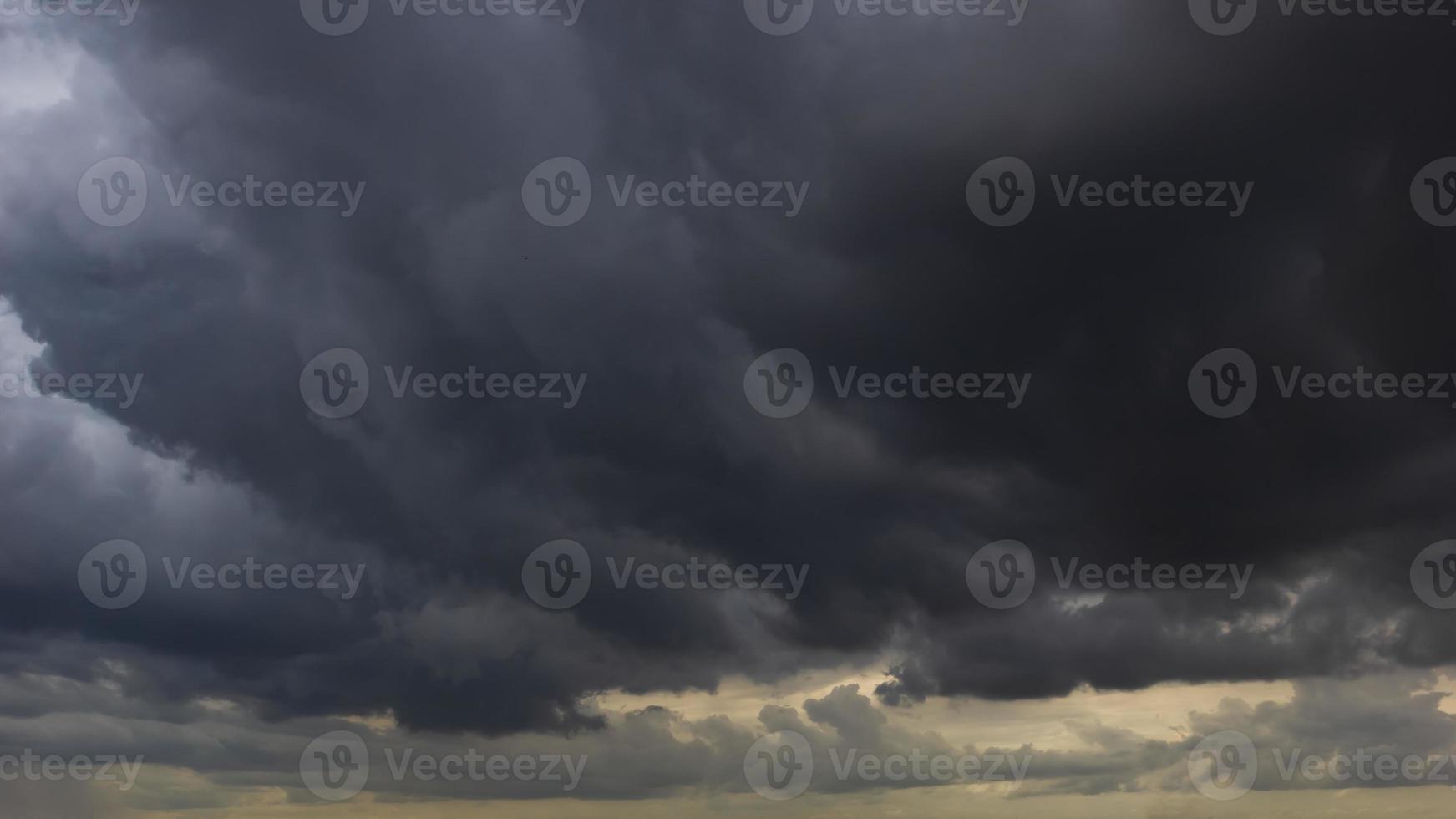 le ciel sombre avec de gros nuages convergents et un violent orage avant la pluie.ciel de mauvais temps. photo