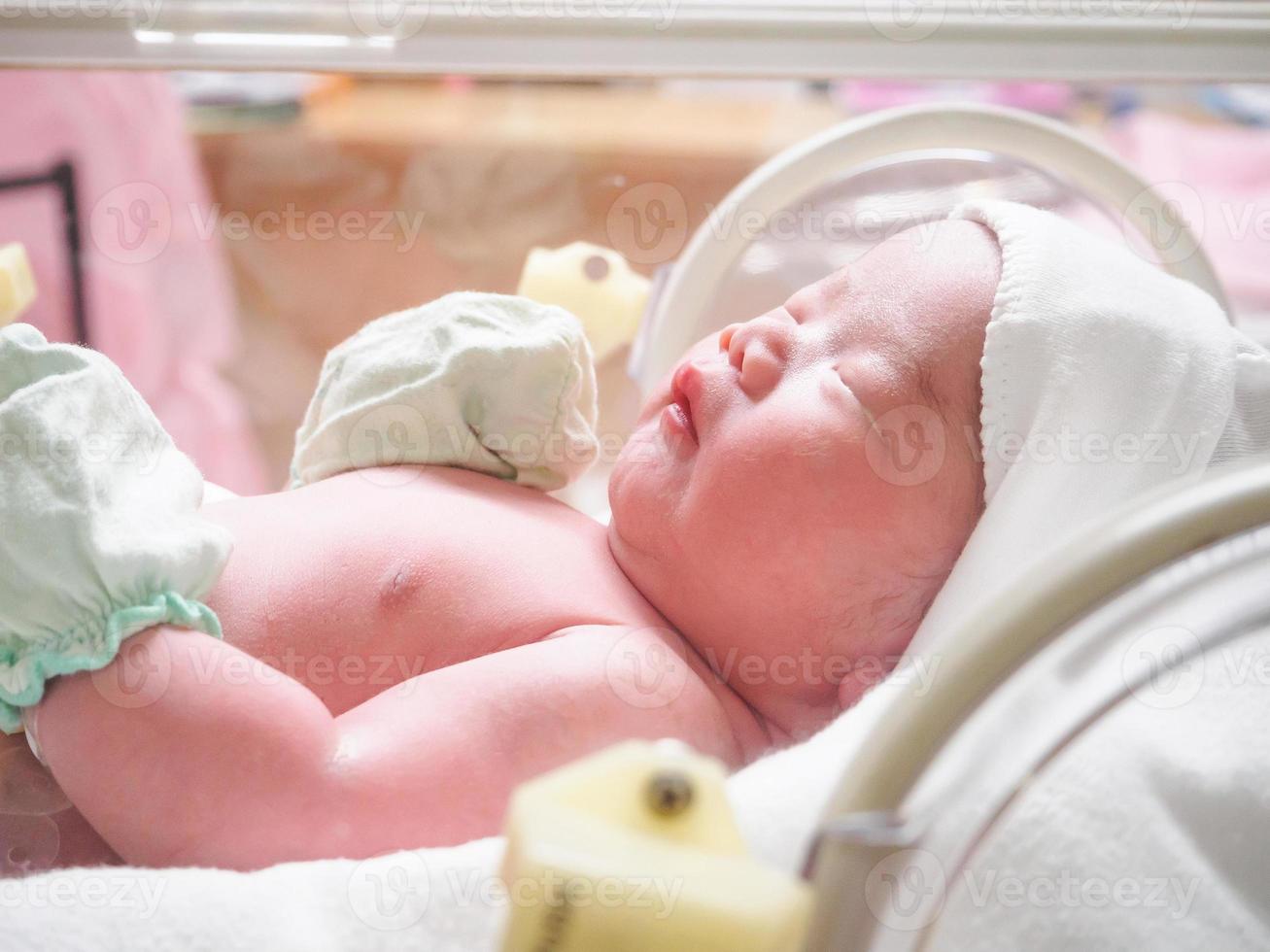 nouveau-né bébé sommeil dans l'incubateur à l'hôpital photo