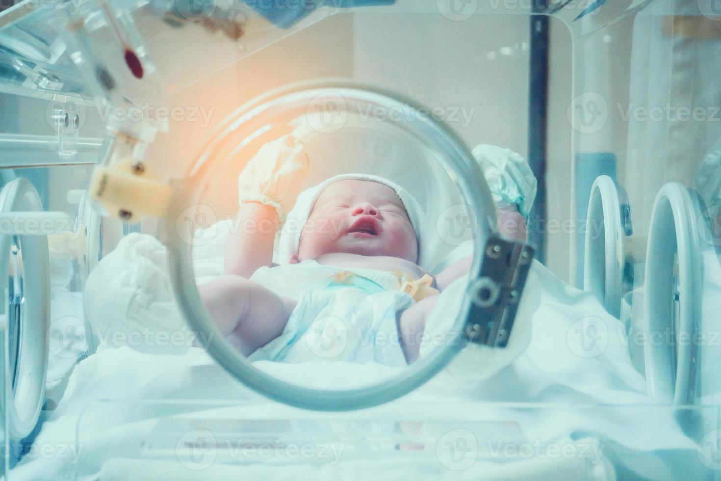 Naissance bébé fille à l'intérieur de l'incubateur à l'hôpital après la salle d'accouchement photo