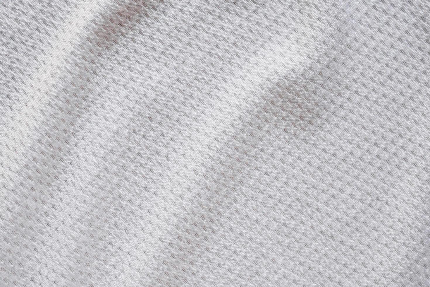 maillot de football de vêtements de sport en tissu blanc avec fond de texture en maille d'air photo