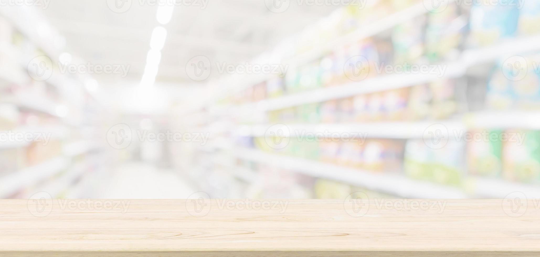 Dessus de table en bois vide avec allée abstraite de supermarché épicerie arrière-plan flou défocalisé avec lumière bokeh pour l'affichage du produit photo