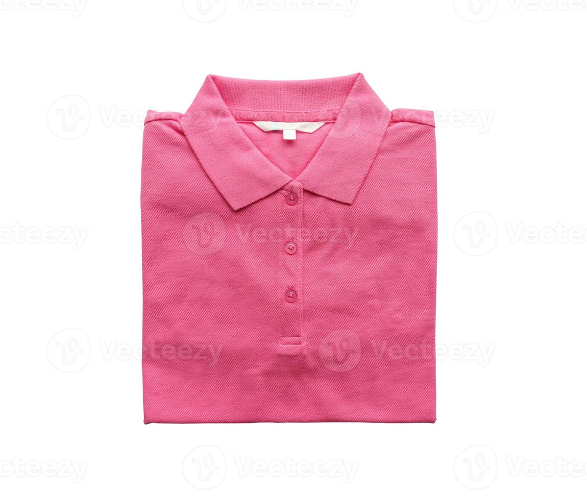 Nouvelle chemise rose pliée avec étiquette de vêtements vierge isolé sur fond blanc photo