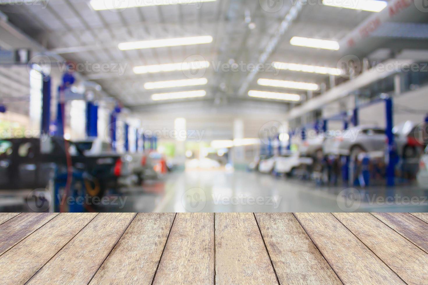 dessus de table en bois avec fond de garage flou photo