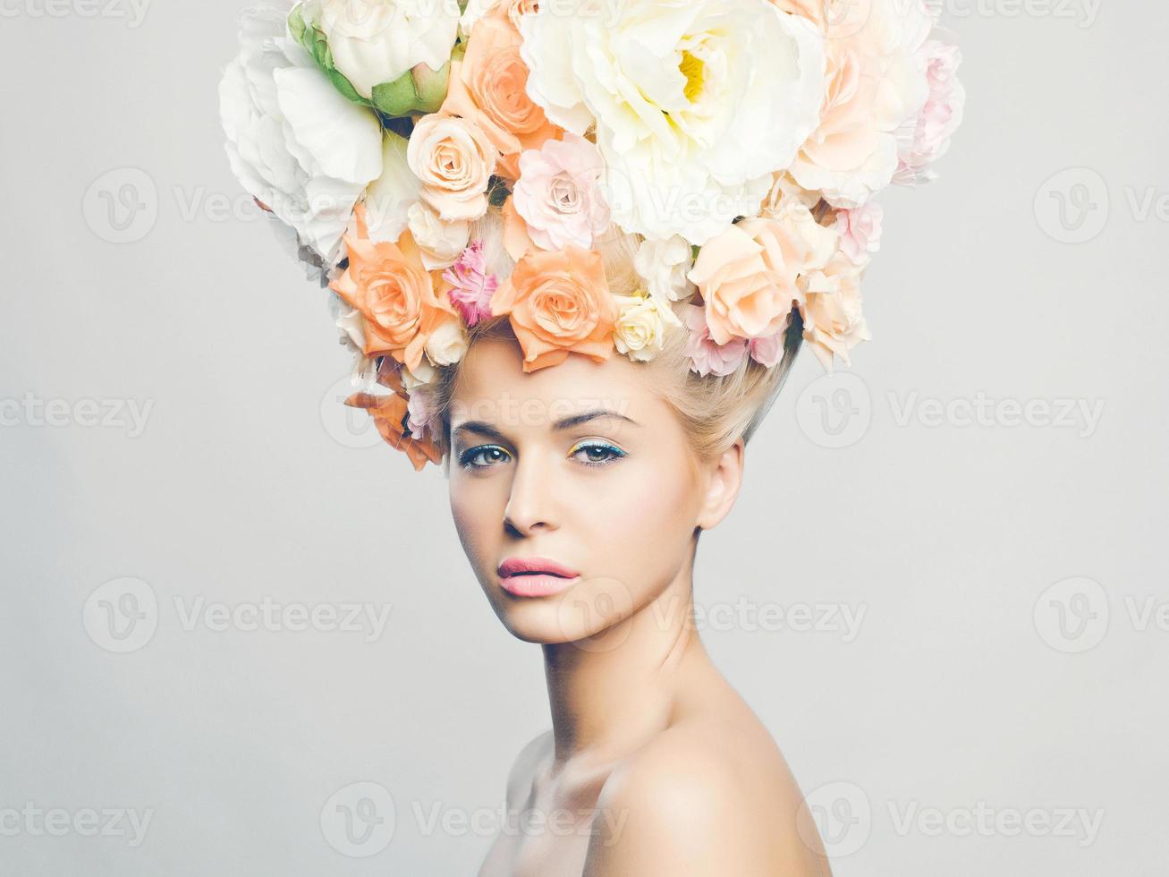 belle femme avec une coiffure de fleurs photo