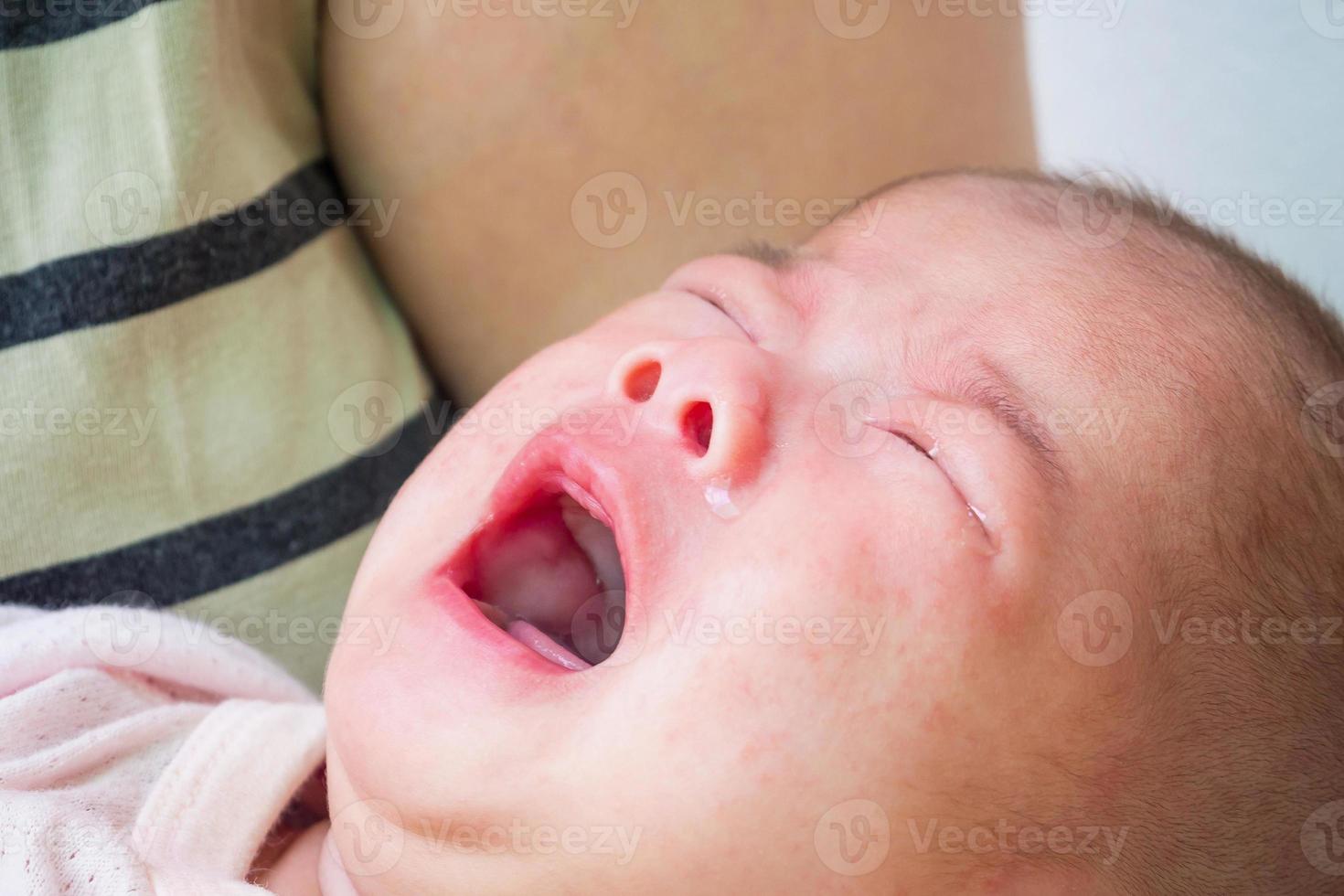 bébé nouveau-né qui pleure photo