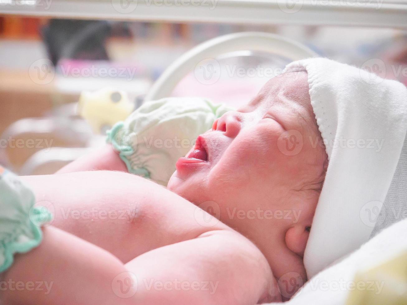 Naissance bébé fille à l'intérieur de l'incubateur à l'hôpital après la salle d'accouchement photo