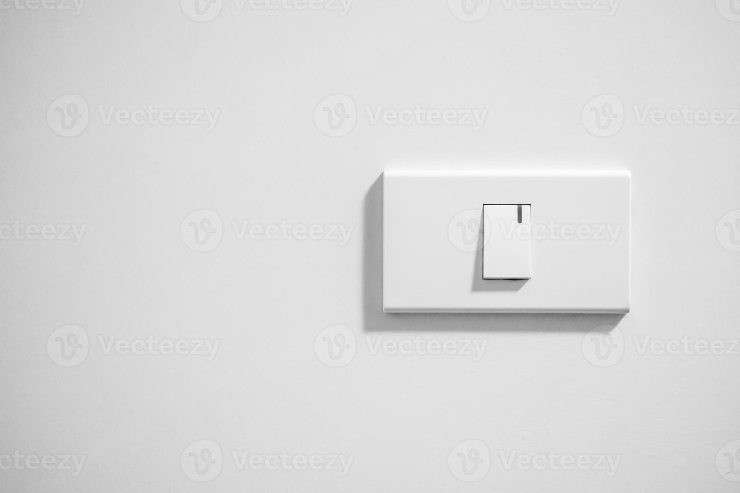 interrupteur d'éclairage blanc sur fond de mur en béton photo