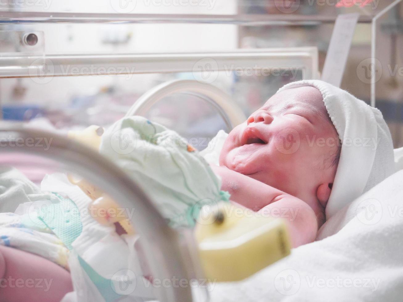 nouveau-né bébé sommeil dans l'incubateur à l'hôpital photo