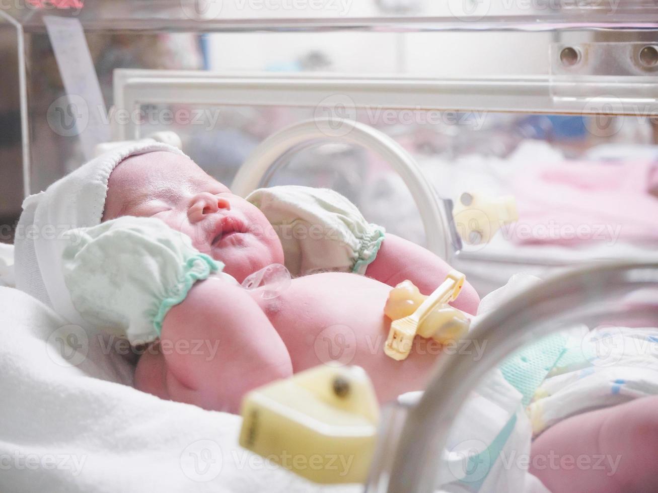 nouveau-né bébé sommeil dans l'incubateur à l'hôpital photo