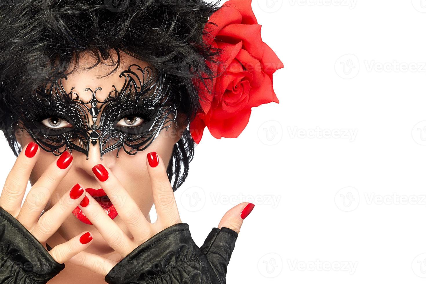 beauté mode femme avec masque élégant. lèvres rouges et manucure photo
