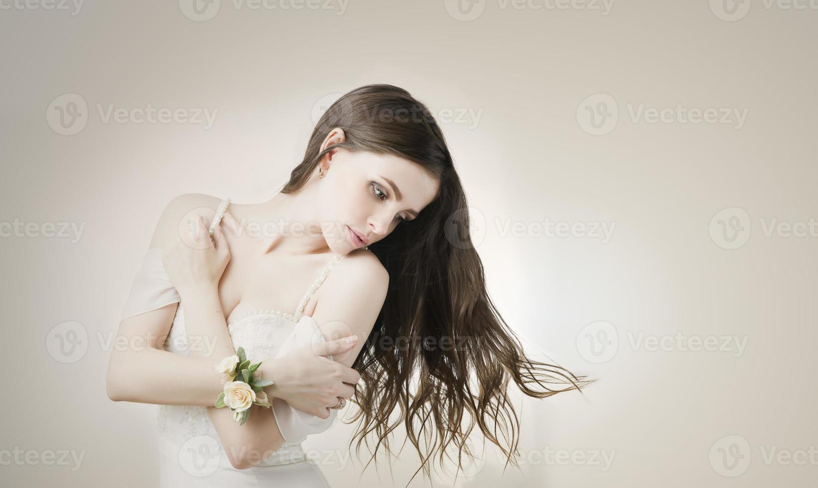 belle jeune mariée dans une robe blanche photo