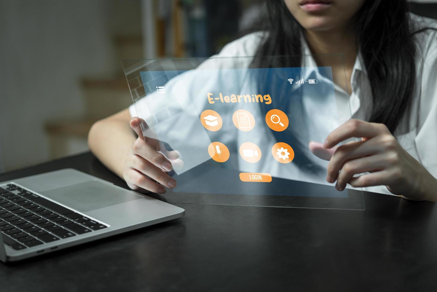 enfants fille touchant l'icône virtuelle de l'écran e apprenant l'éducation au réseau en ligne internet. photo