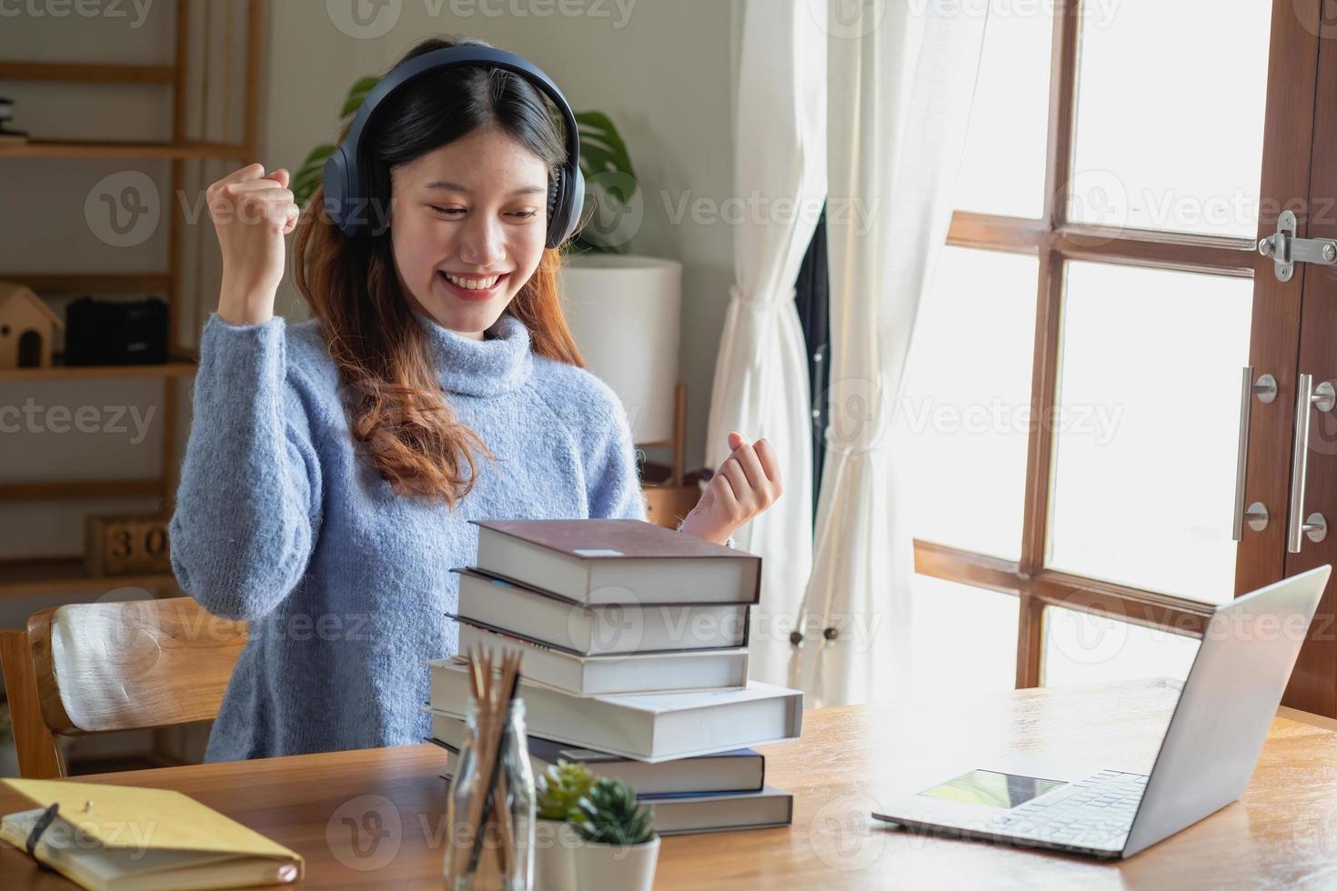 se détendre, déstresser, vacances, s'amuser. les femmes asiatiques prennent des notes de leur propre passé avec bonheur à la maison. photo