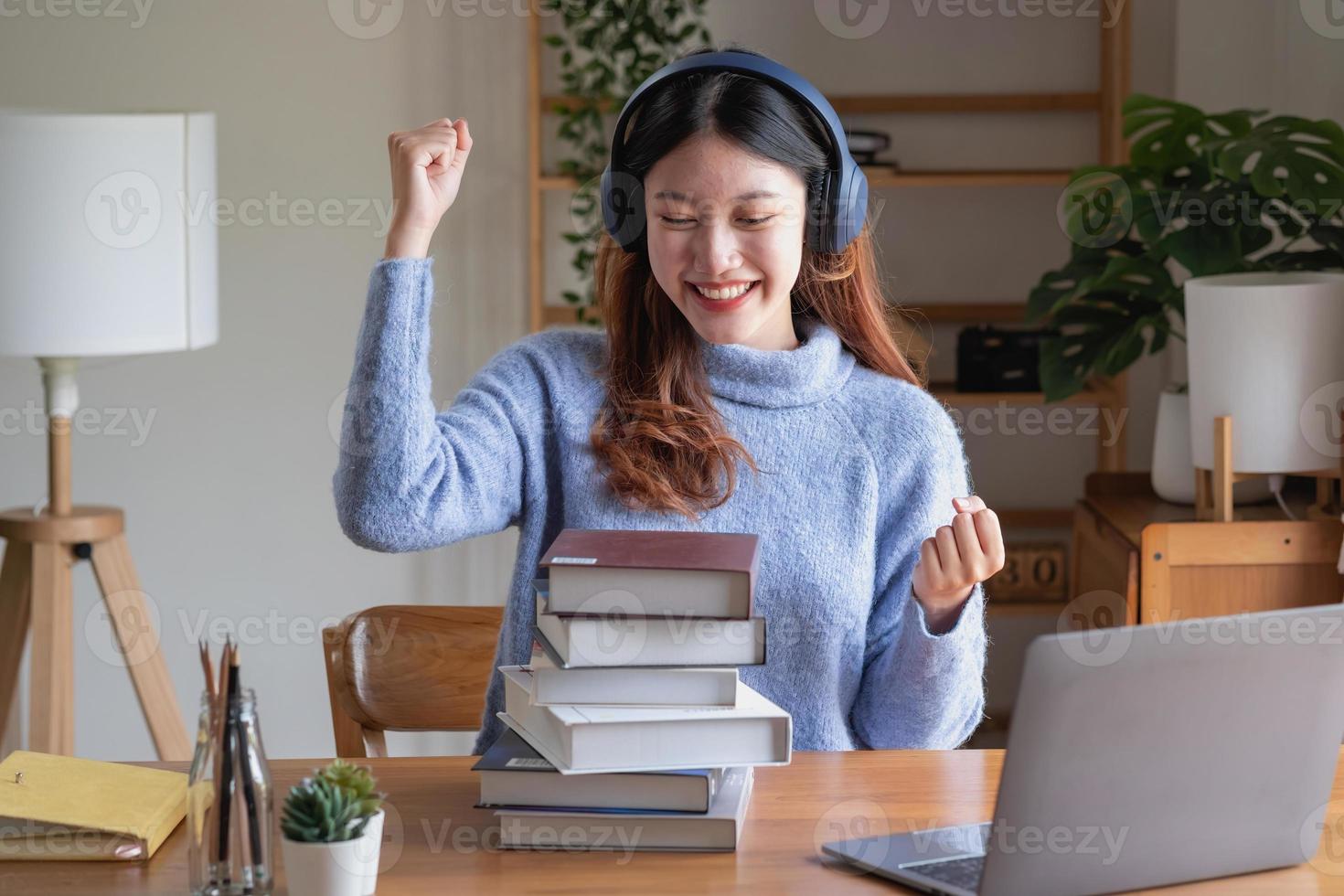 se détendre, déstresser, vacances, s'amuser. les femmes asiatiques prennent des notes de leur propre passé avec bonheur à la maison. photo