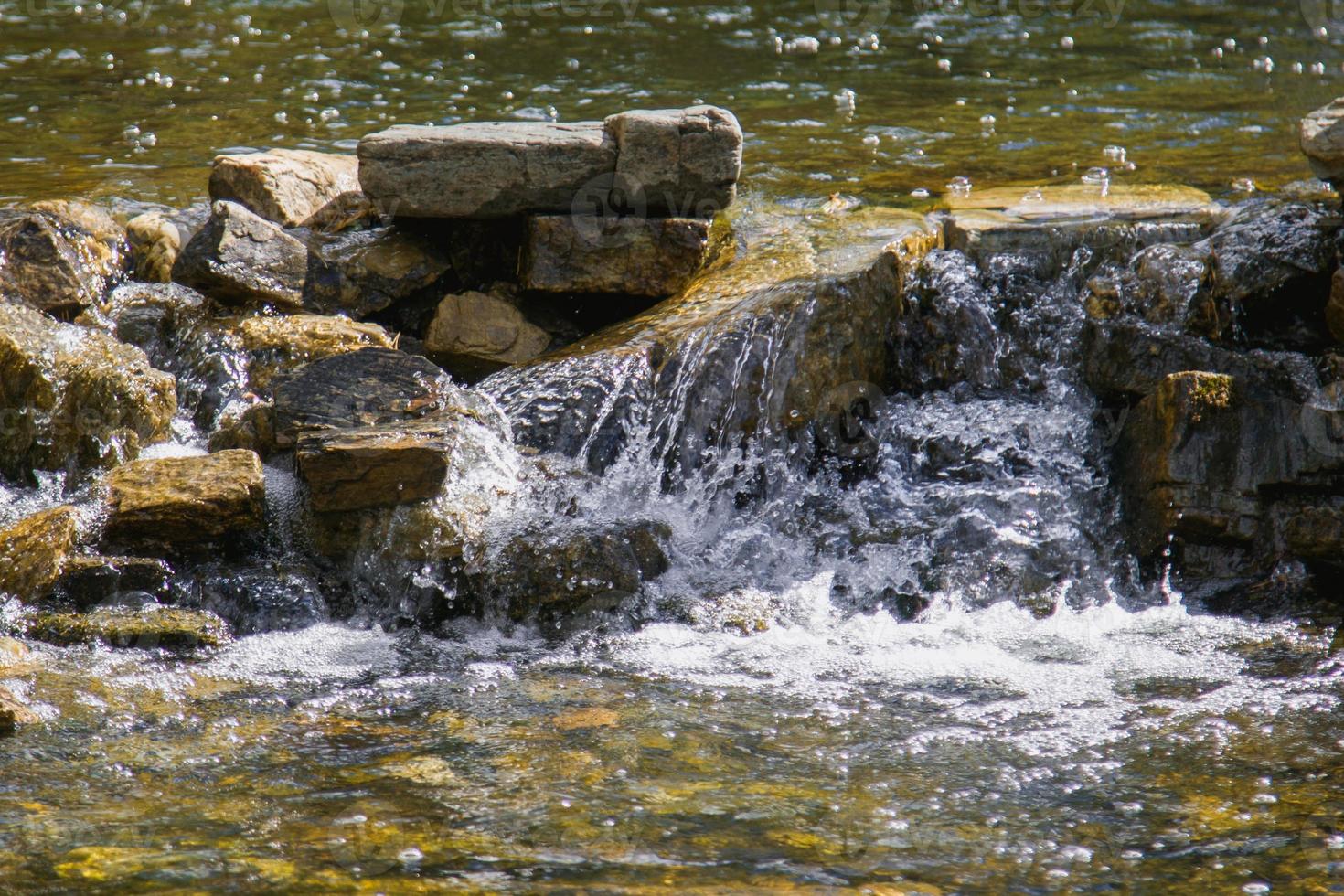 belle petite cascade en cascade sur les rochers photo