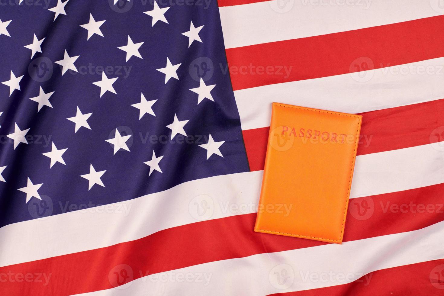Passeport sur le drapeau des États-Unis d'Amérique photo