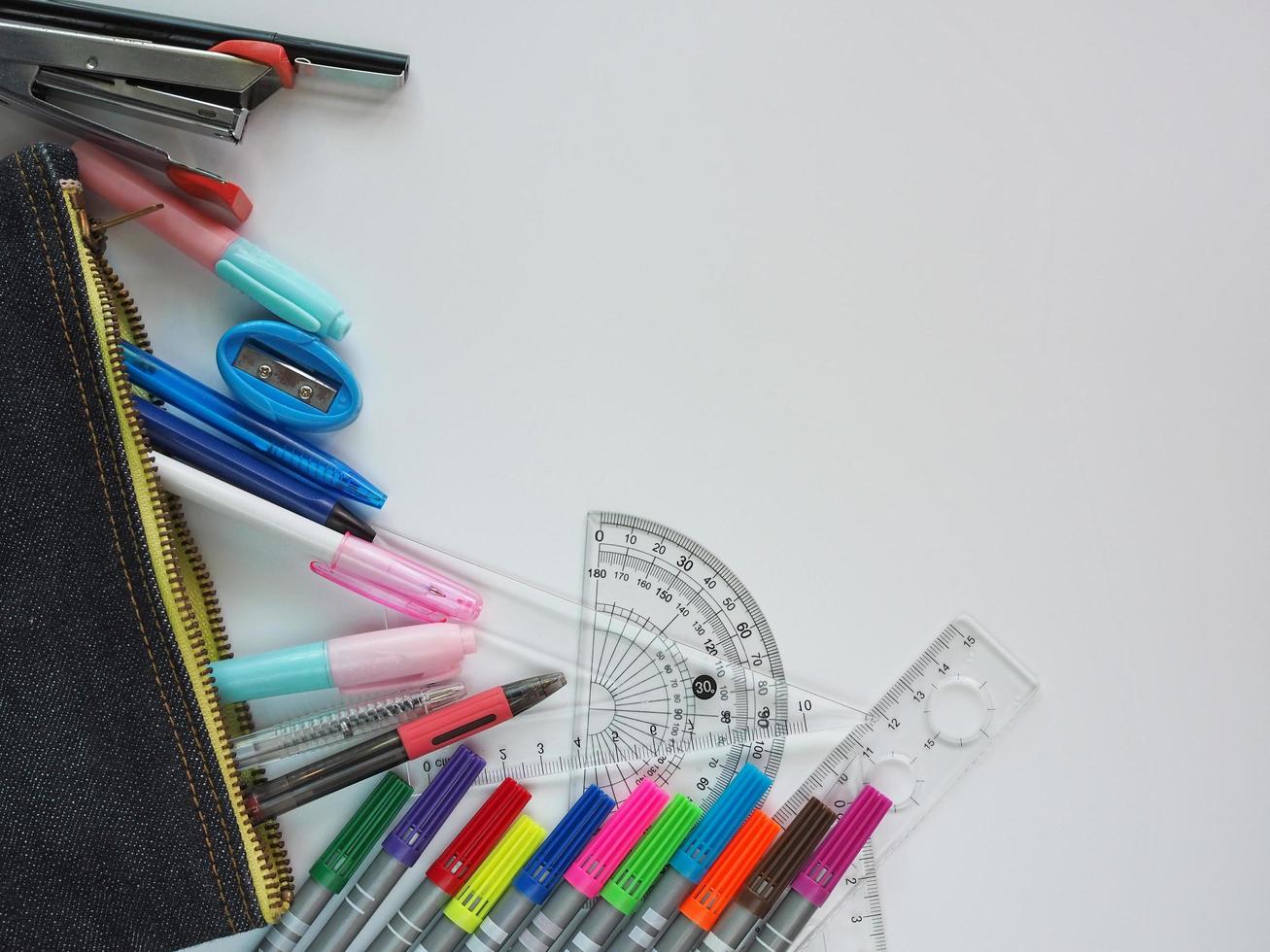 fournitures scolaires placées sur un fond blanc dans le motif de la vue de dessus et disposent d'un espace libre. photo