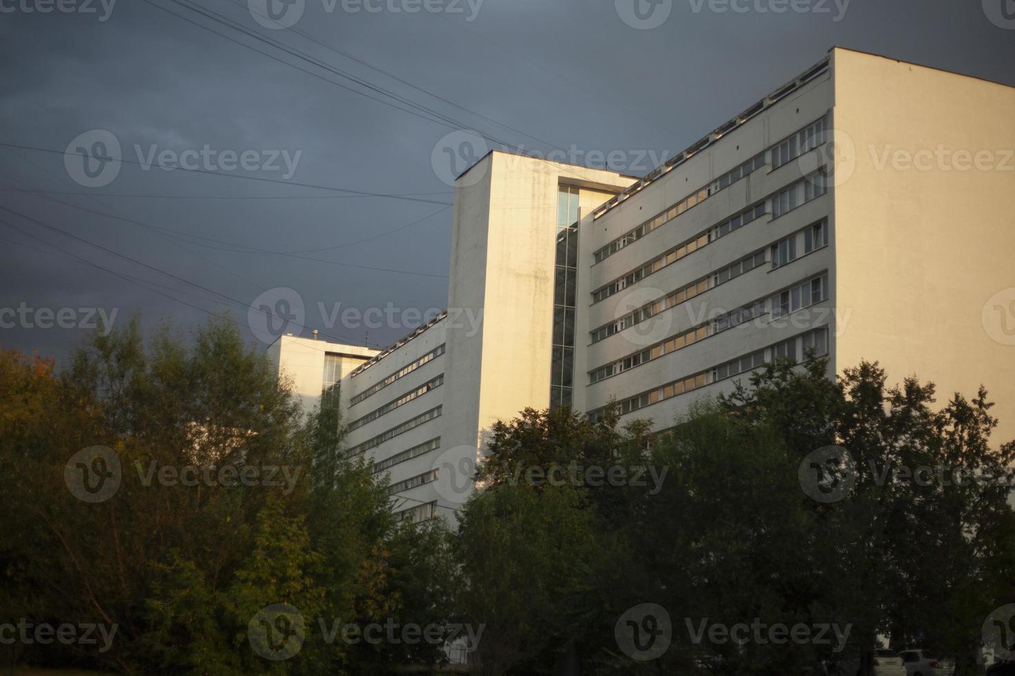 grand bâtiment en ville. vue de la maison avec beaucoup de fenêtres. photo