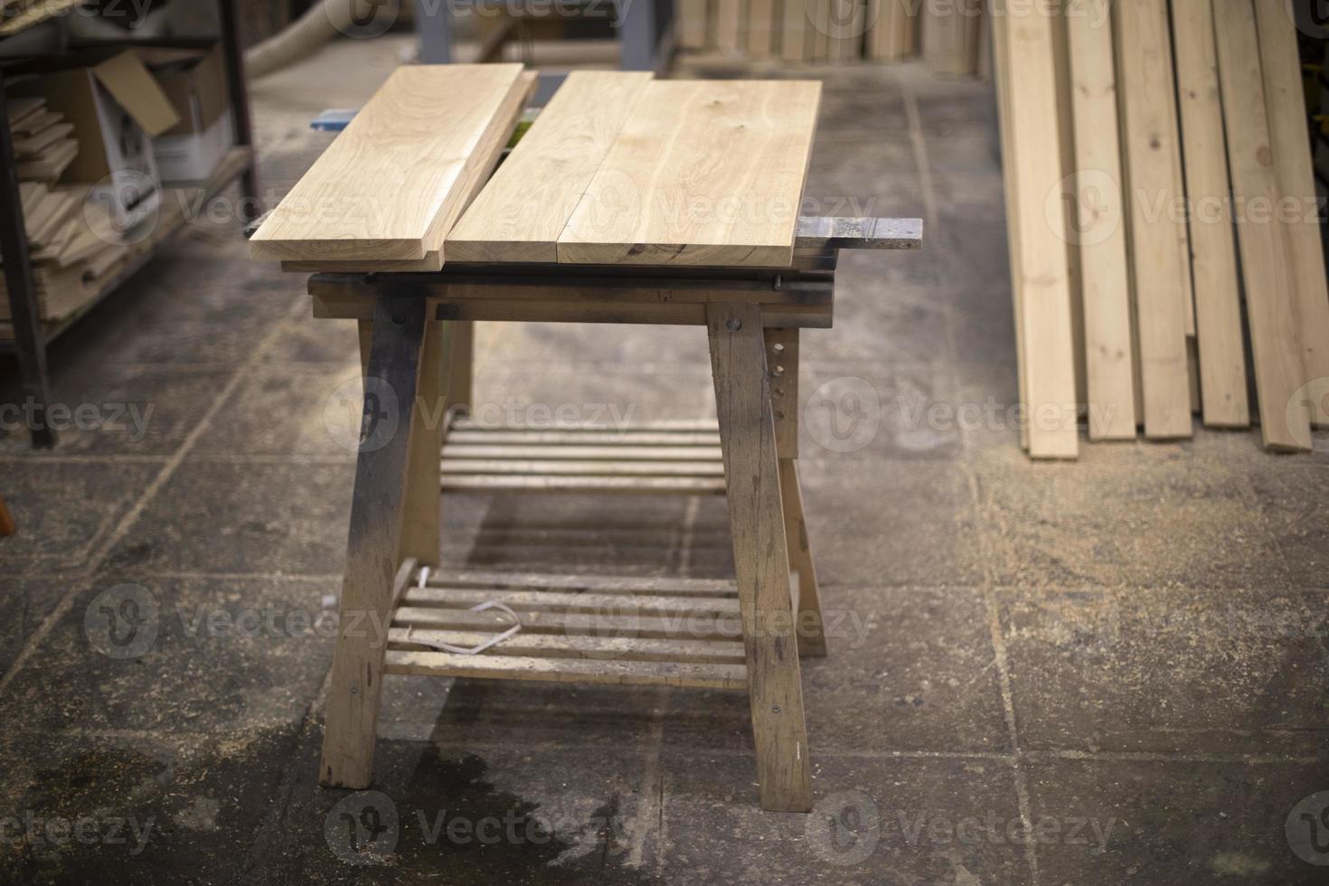 établi pour scier la planche. poste de menuisier. détails de l'atelier de menuiserie. photo