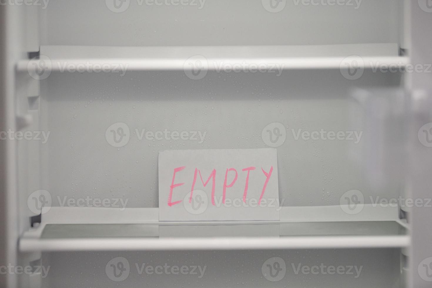 concept de réfrigérateur vide. étagères vides du nouveau réfrigérateur. concept de régime de perte de poids. photo