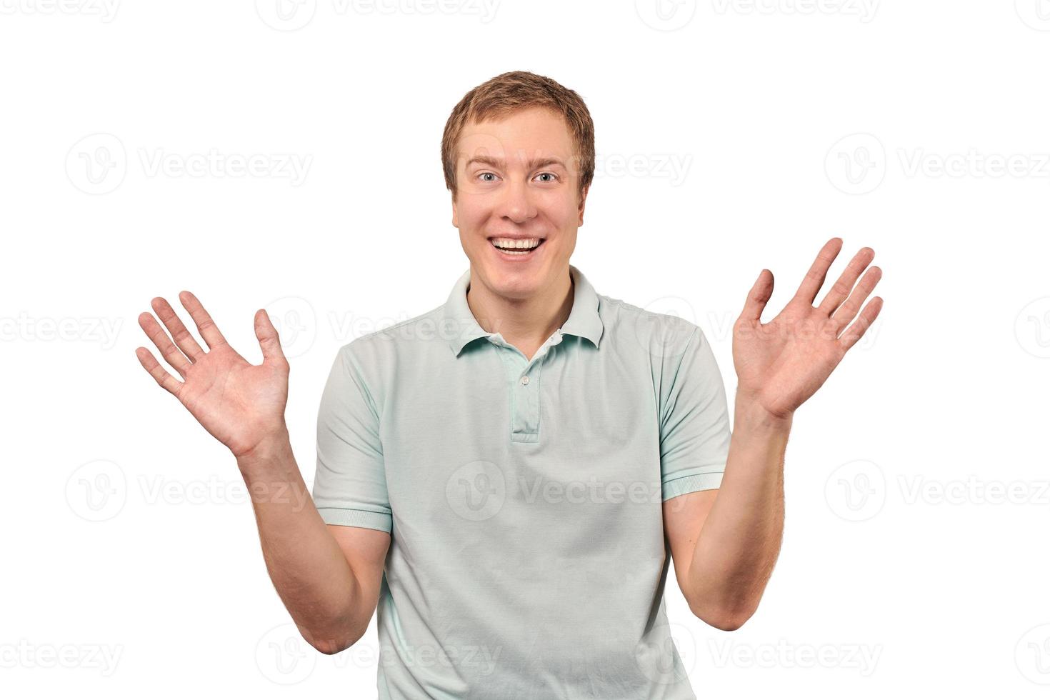 drôle d'homme souriant en t-shirt montrant les paumes des mains, geste de surprise inattendu, fond blanc photo