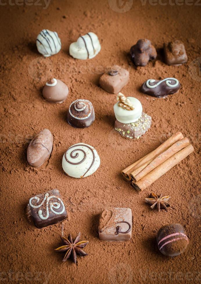 bonbons au chocolat de luxe avec fond de cacao photo