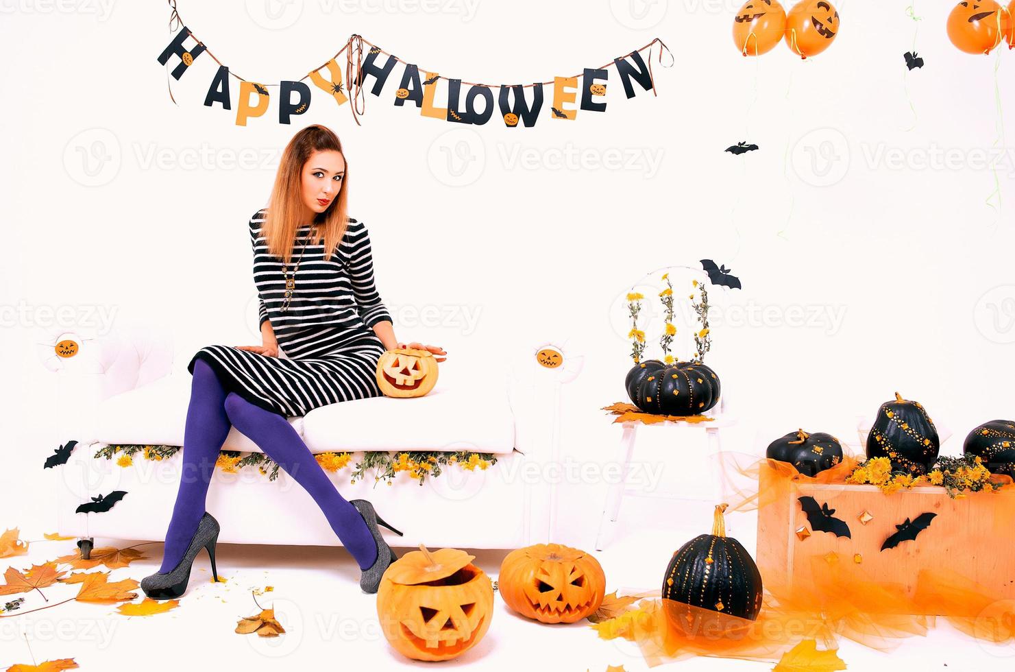 jeune femme avec pompage noir dans la décoration d'halloween photo