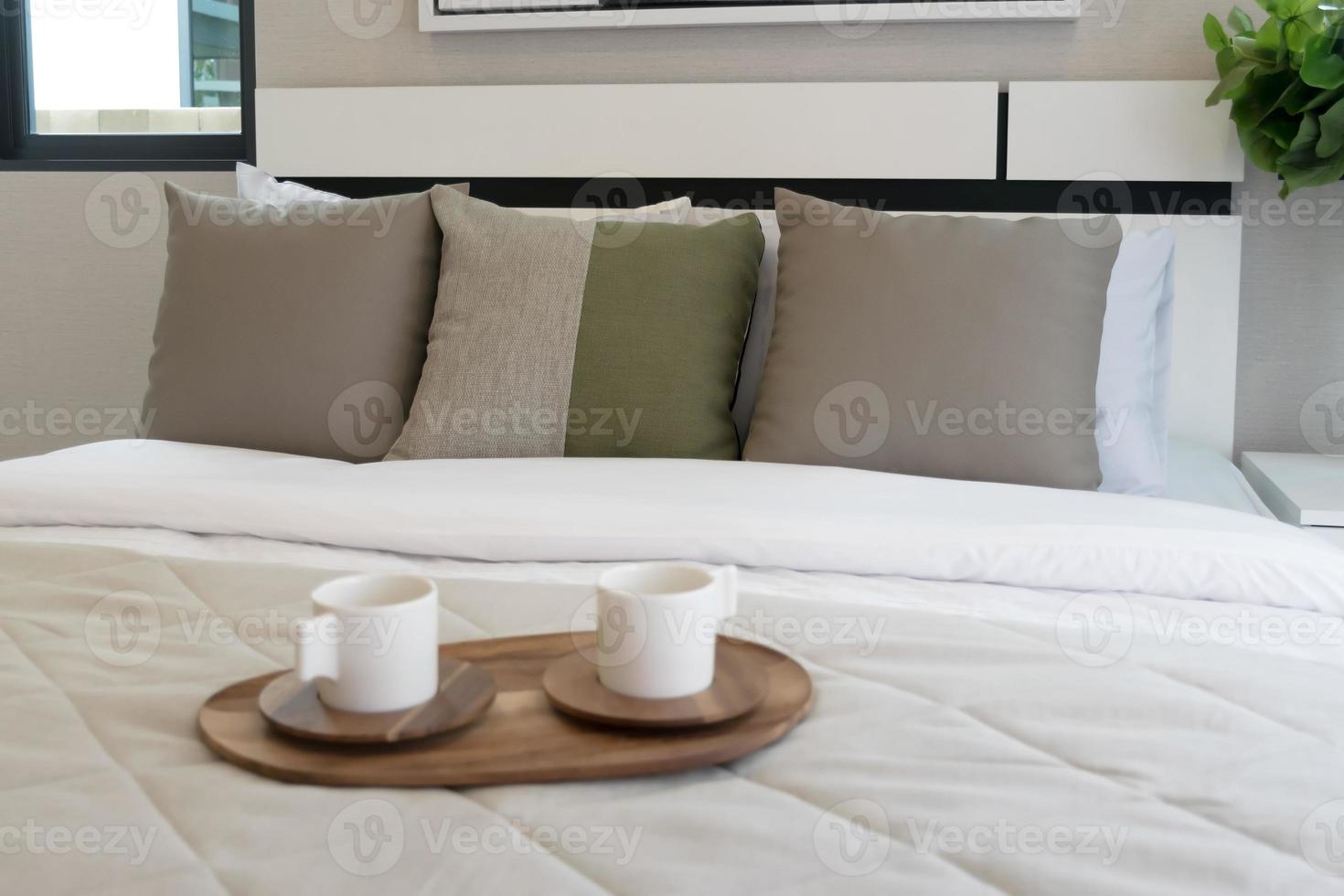 plateau en bois décoratif avec service à thé sur lit photo